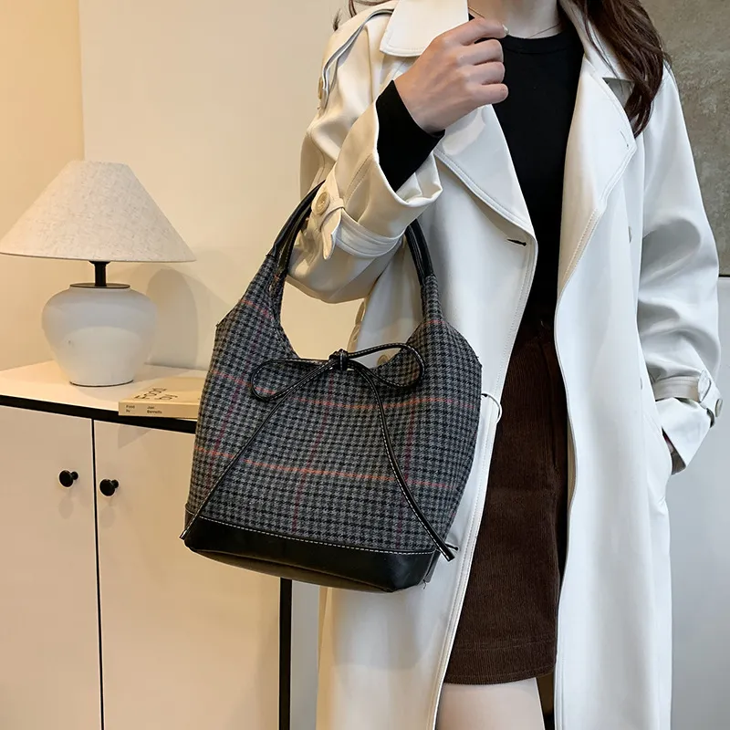 NX DOUGHNUT Flannelette Handbag Color Blocking Stripes Shoulder Bag Women's Khaki/Black-6