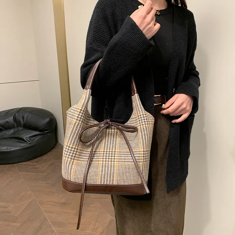 NX DOUGHNUT Flannelette Handbag Color Blocking Stripes Shoulder Bag Women's Khaki/Black-4