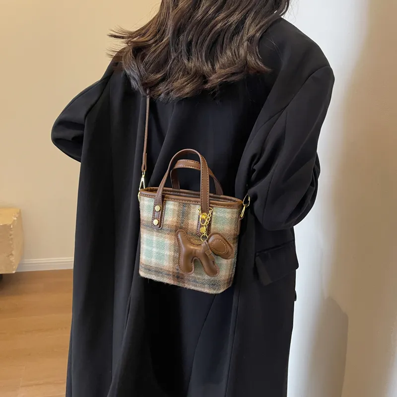 BAODIDAISHU Woolen One Shoulder Crossbody Handbag Bucket Bag Medium Size Women's Green/Coffee-2
