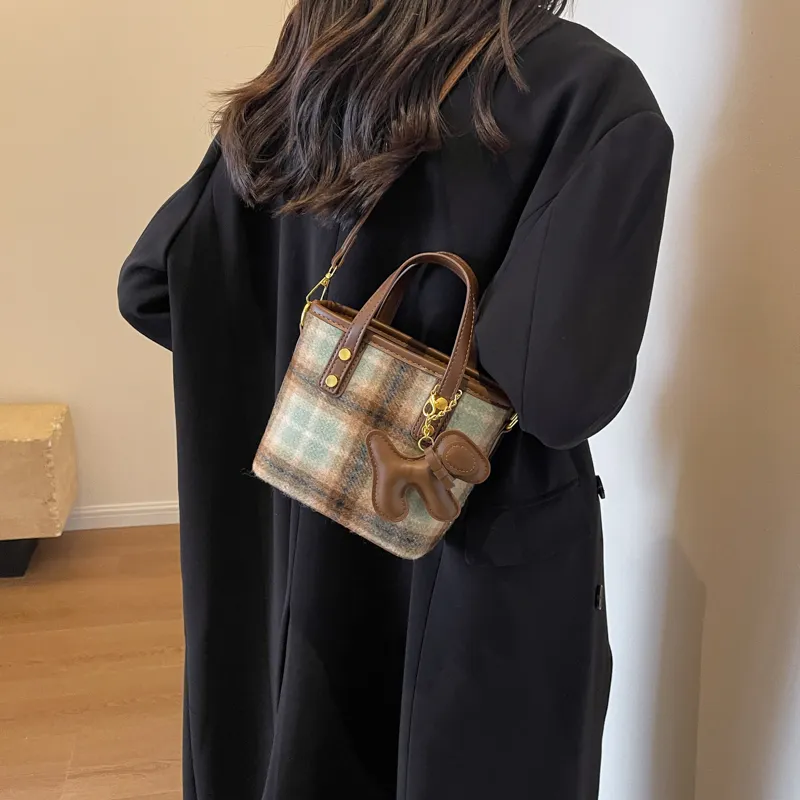 BAODIDAISHU Woolen One Shoulder Crossbody Handbag Bucket Bag Medium Size Women's Green/Coffee-5