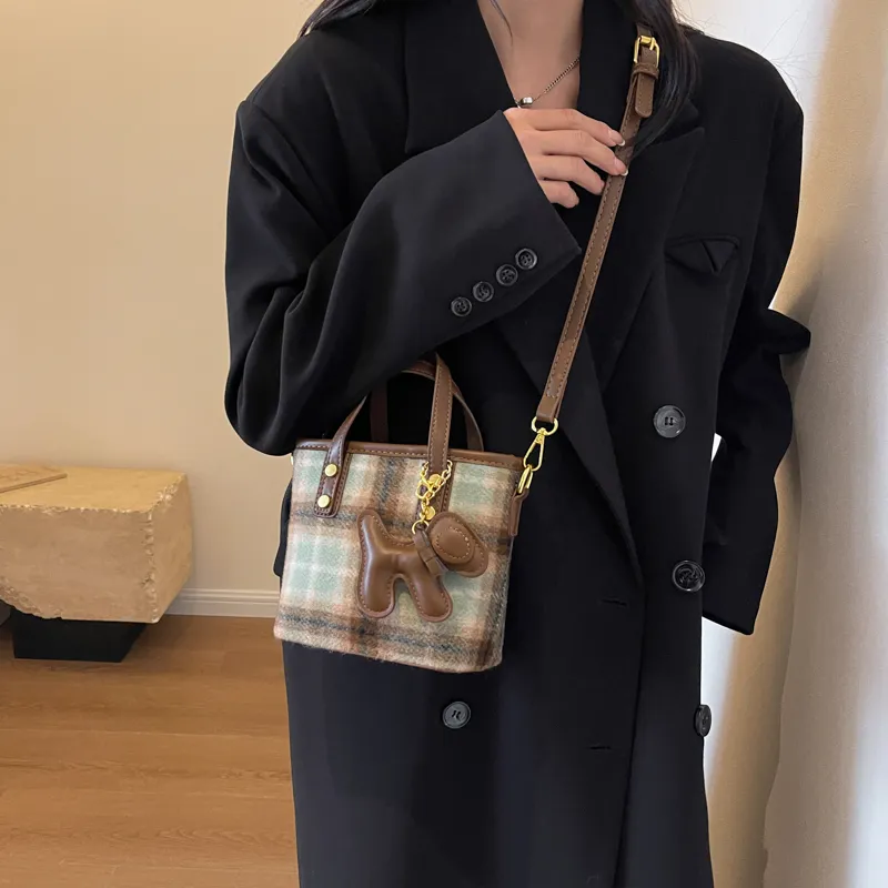 BAODIDAISHU Woolen One Shoulder Crossbody Handbag Bucket Bag Medium Size Women's Green/Coffee-1