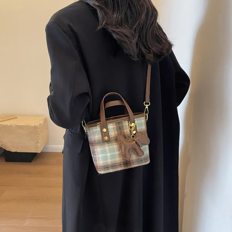 BAODIDAISHU Woolen One Shoulder Crossbody Handbag Bucket Bag Medium Size Women's Green/Coffee-4