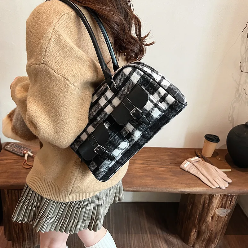 HACIN Woolen Shoulder Bag Regular Women's Black/Red/Coffee-0