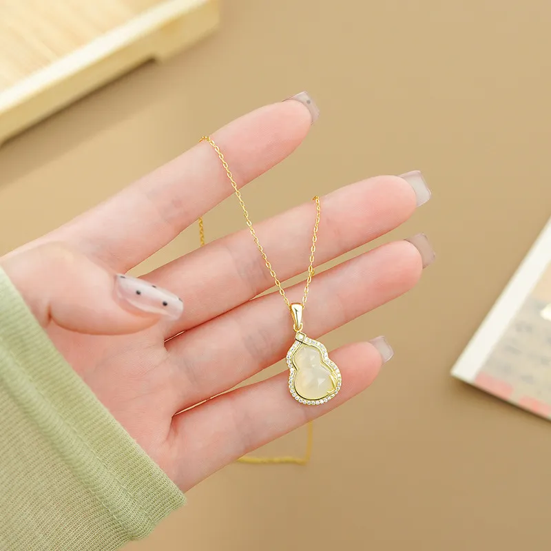 Teddy Bear Collection Chalcedony Necklaces Women's-5