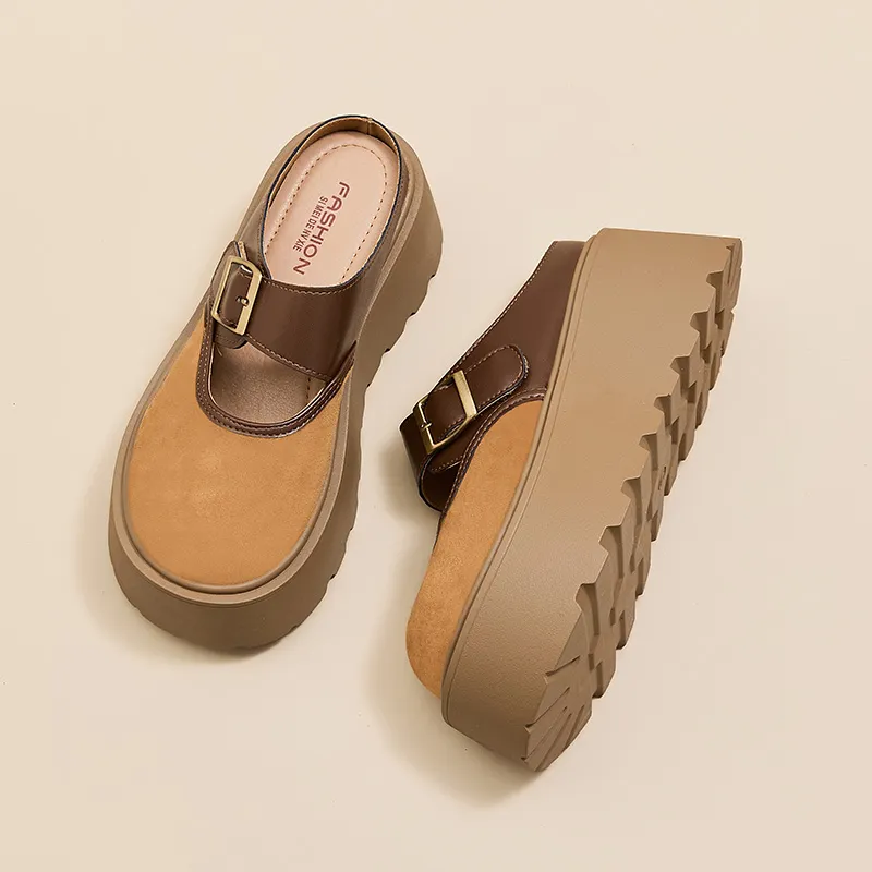 A Poinsettia Princess Closed Toe Slippers Women's Brown-4
