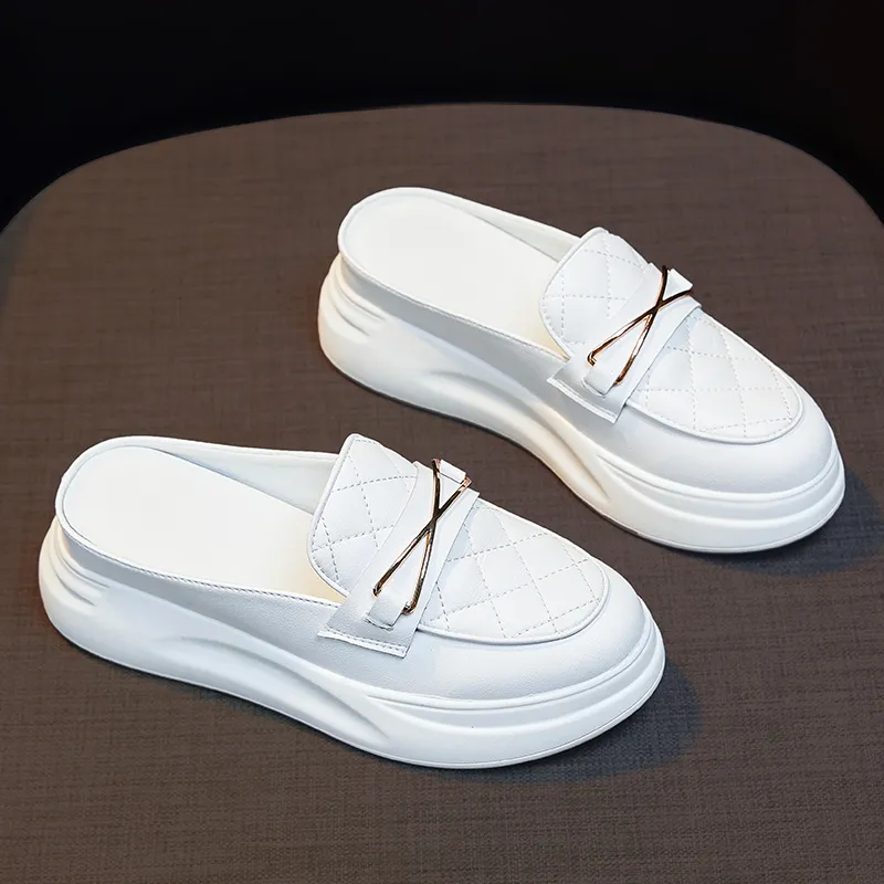 A Poinsettia Princess Closed Toe Slippers Women's-3
