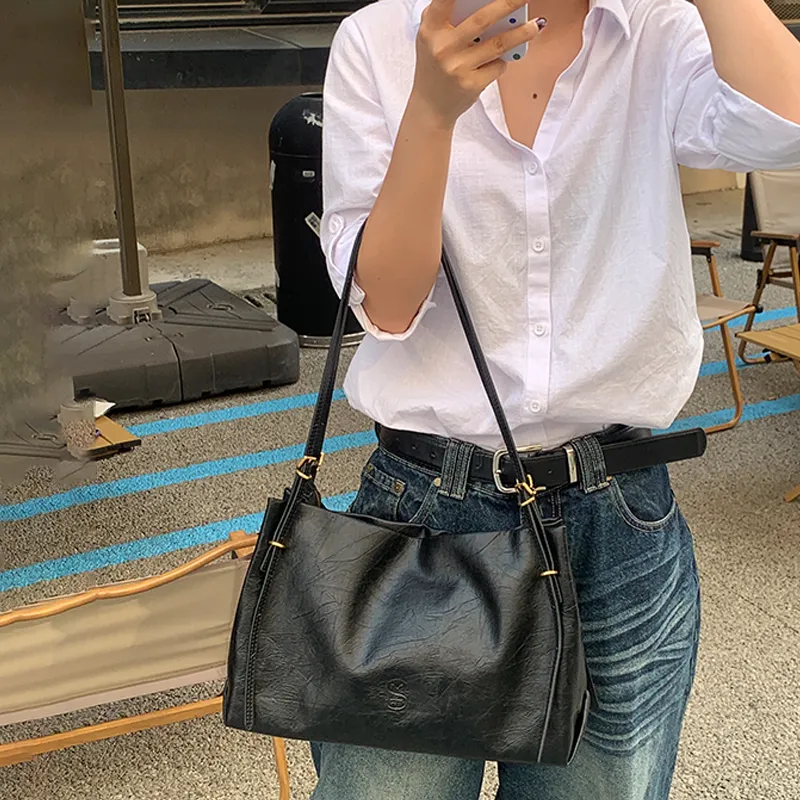 Simedin Cow Leather Shoulder Bag Tubas Women's Deep Black/Pistachios White-2