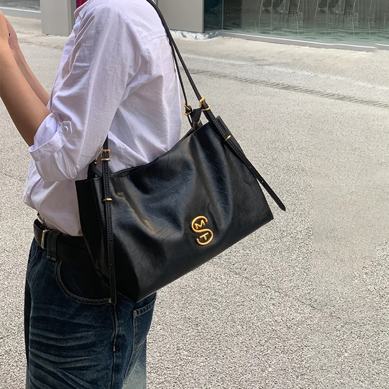 Simedin Cow Leather Shoulder Bag Tubas Women's Deep Black/Pistachios White-1