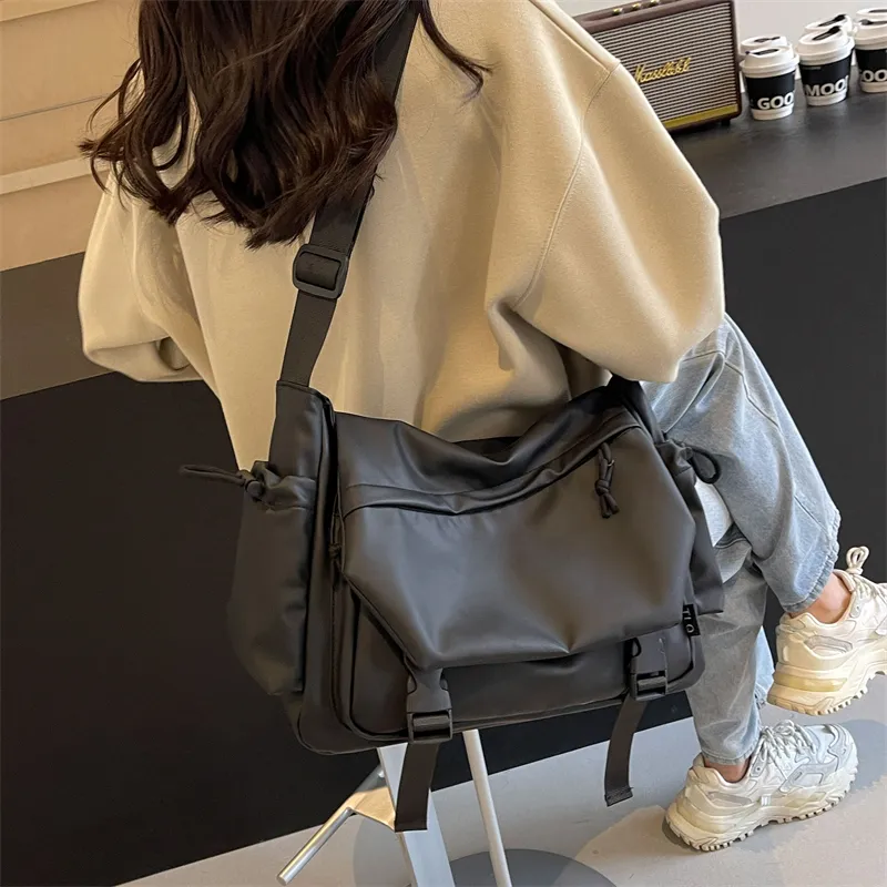 Worm's Home Oxford Shoulder Bag Regular Unisex Black-1