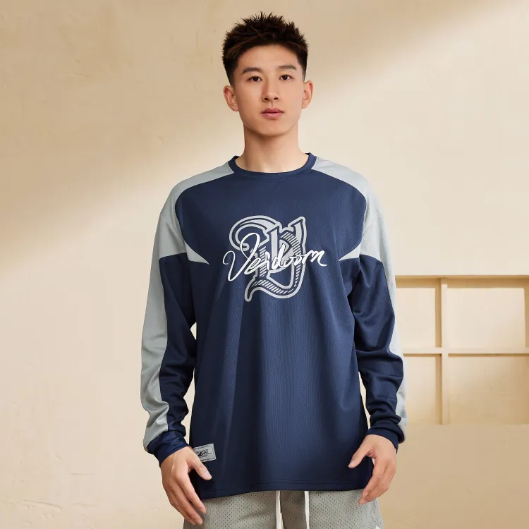 Sweatshirt com capuz 136