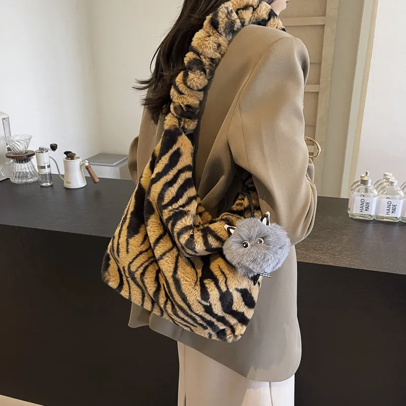 Yalu Plush Shoulder Bag Regular Women's Multicolor-17