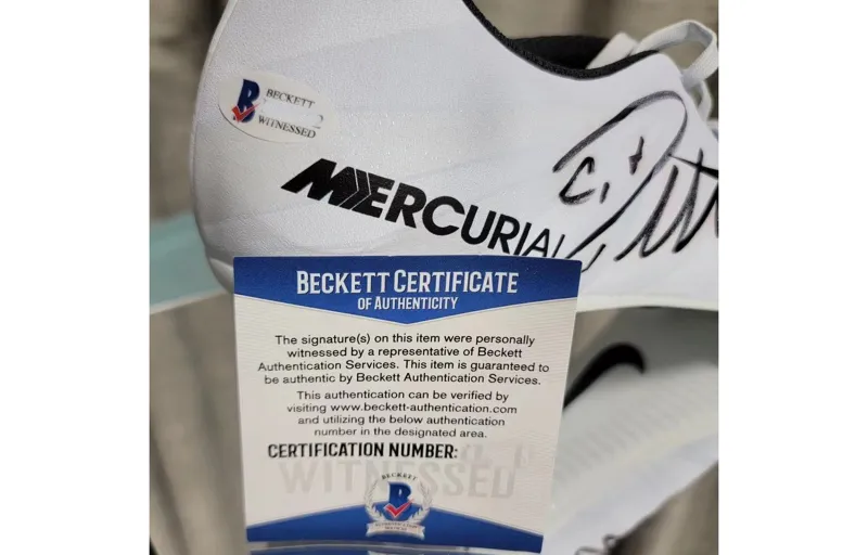 Huayitaojin White Nike Soccer Shoes One Pair Beckett BAS Certificate Acrylic Display Case Rare Classic Unisex-3