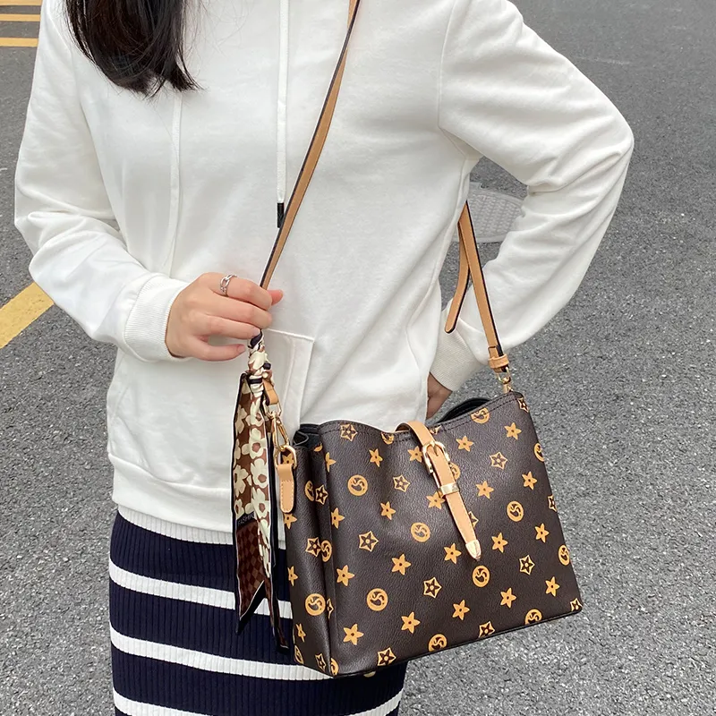 CHISIY Artificial Leather Tote Bag Shopping Bag Bucket Bag Shoulder Bag Regular Women's Brown-16
