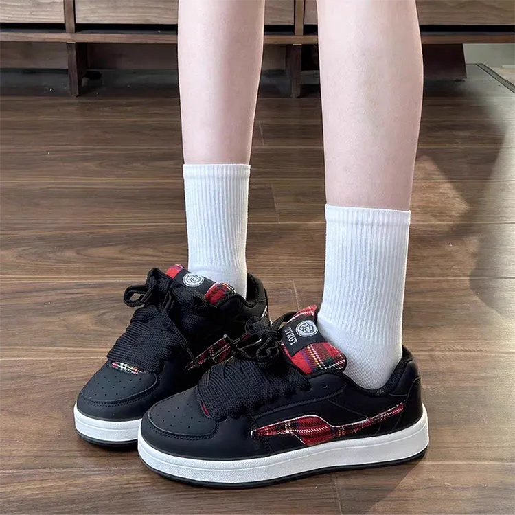 WJA Cushioning Impact Resistance Wear Resistant Lightweight Slip Resistant Low Top Skateboard Shoes Unisex Black Red-2
