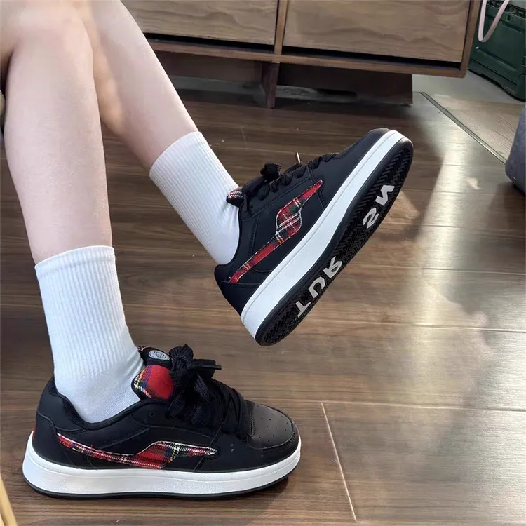 WJA Cushioning Impact Resistance Wear Resistant Lightweight Slip Resistant Low Top Skateboard Shoes Unisex Black Red-1