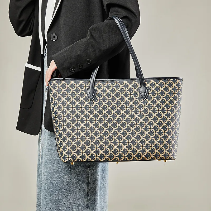 AQUASCUTUM Cow Leather With Artificial Leather Tote Bag, Shopping Bag, Handbag, Shoulder Bag Women's Dark Blue-7
