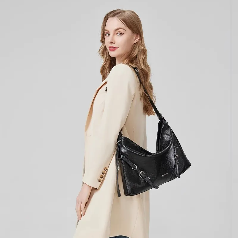 AQUASCUTUM Fine Wrinkled Cow Leather Crossbody Bag Medium Size Women's Black-5