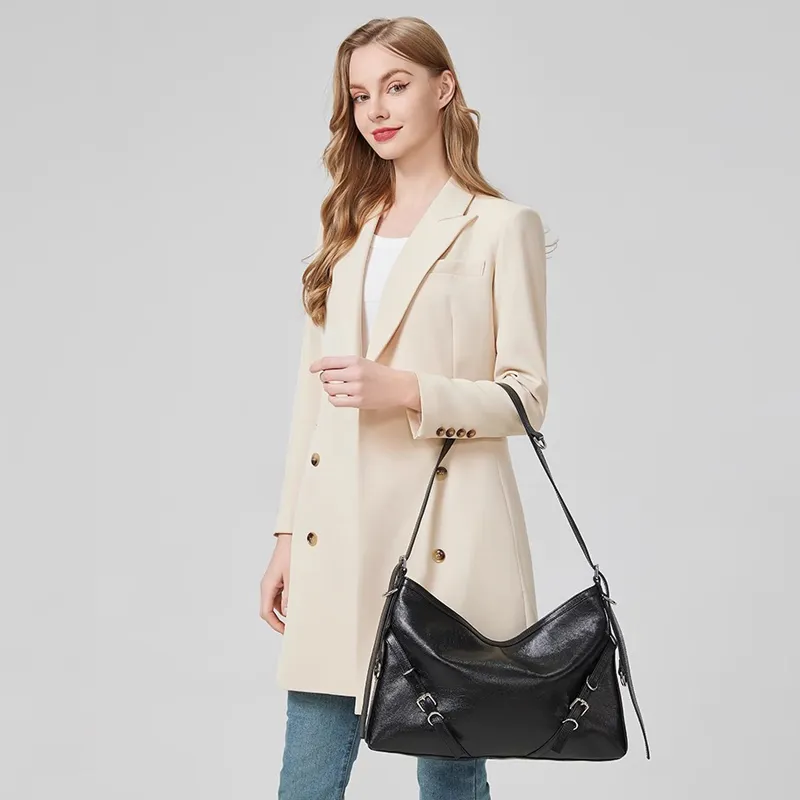 AQUASCUTUM Fine Wrinkled Cow Leather Crossbody Bag Medium Size Women's Black-4