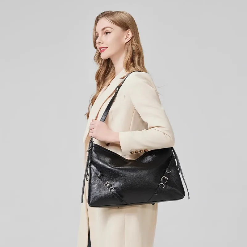 AQUASCUTUM Fine Wrinkled Cow Leather Crossbody Bag Medium Size Women's Black-3