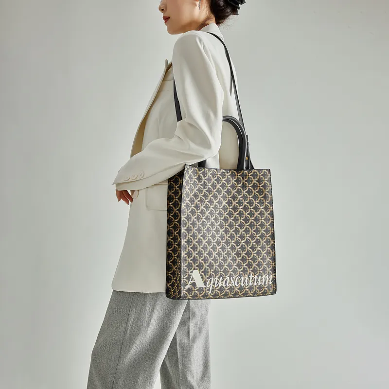 AQUASCUTUM Top Grain Cow Leather Shoulder Bag Unisex-4