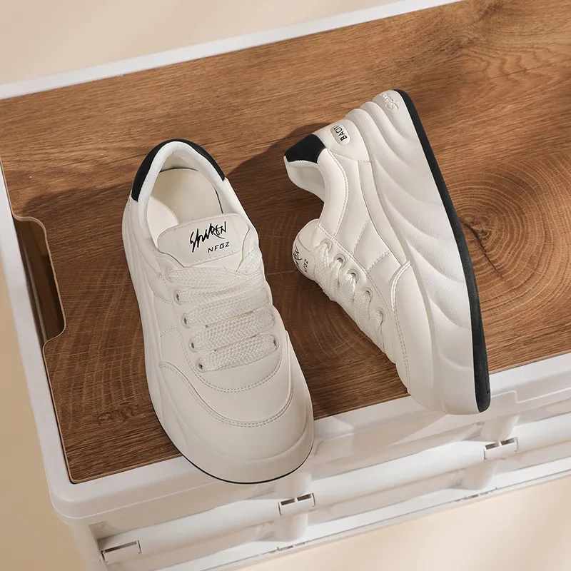 Golden Silk Rabbit Low Top Skateboard Shoes Women's-2