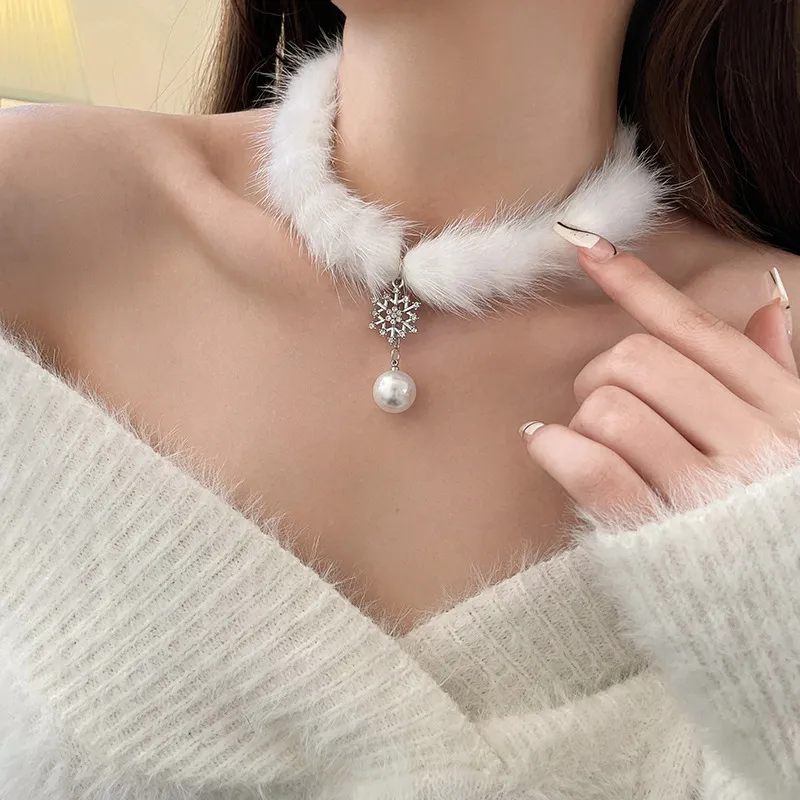 Asia Star Fleece Necklaces Women's-2