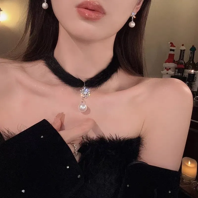 Asia Star Fleece Necklaces Women's-5