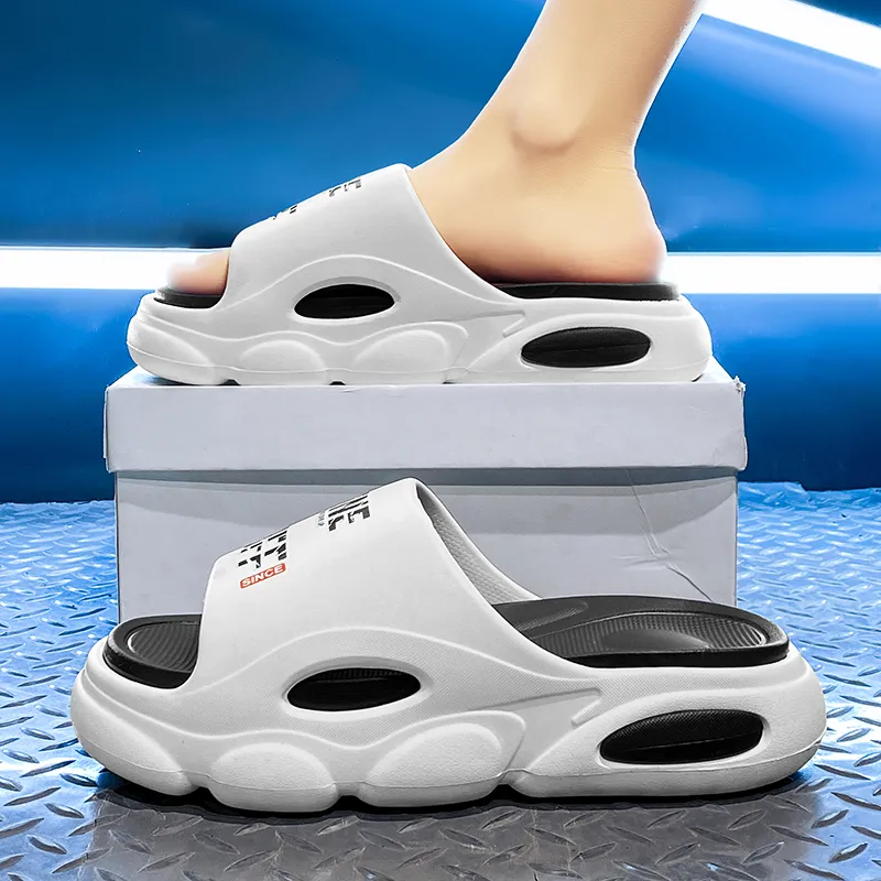 Le Drag Outerwear Slippers White Black-24