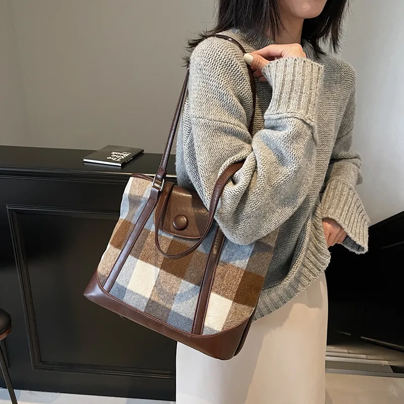 Iman's House Woolen Shoulder Bag Women's Coffee-4