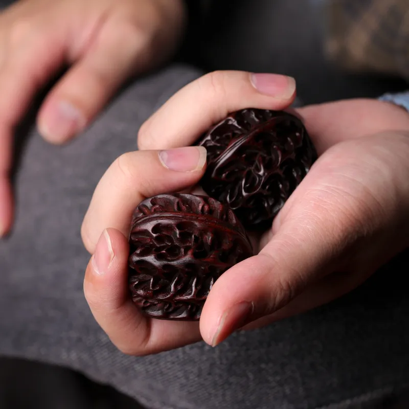 Santan Lodge Pterocarpus Pendants Unisex-3