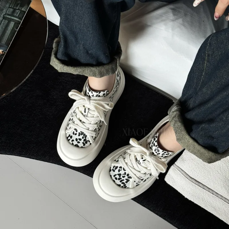 XIAOFAMIAO Anti Slip Wear Resistant Low Top Skateboard Shoes Women's Black White-3
