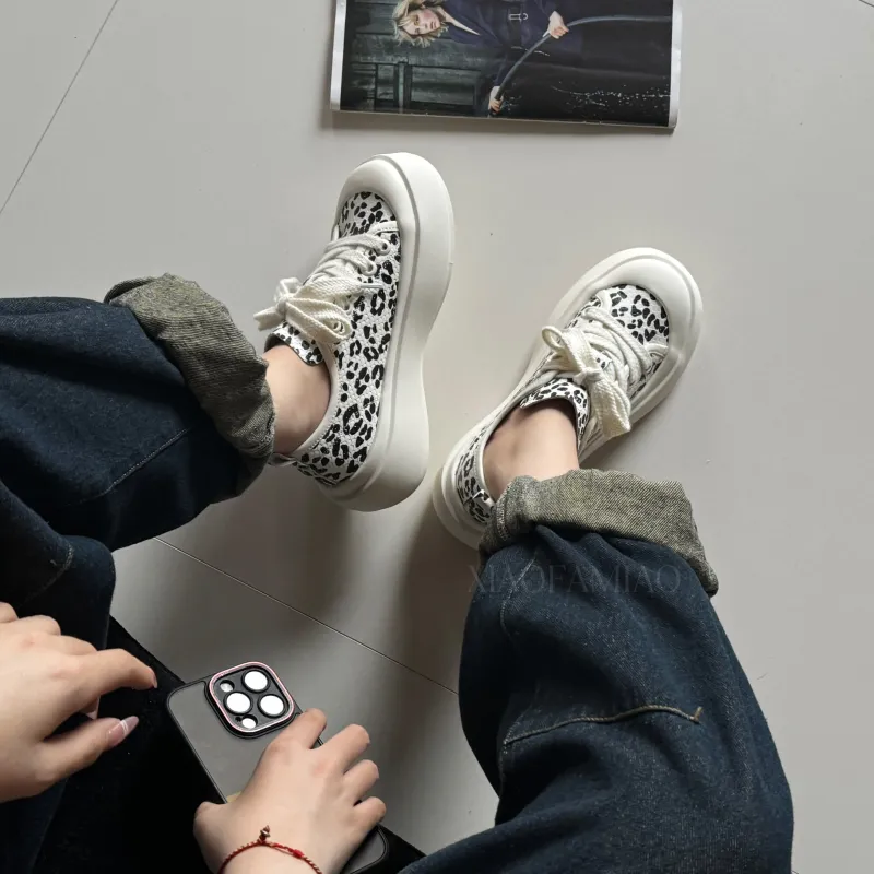 XIAOFAMIAO Anti Slip Wear Resistant Low Top Skateboard Shoes Women's Black White-4