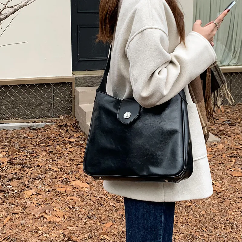 Meow In The Grass PU Shoulder Bag Regular Women's Black/Coffee-1