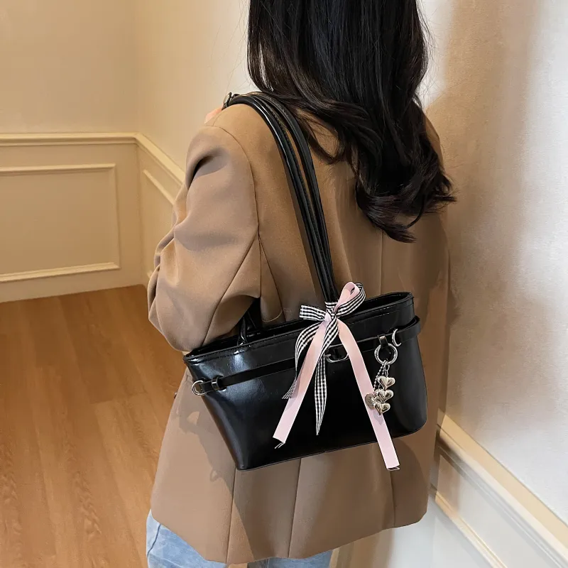 Three Ducklings PU Shoulder Bag Regular Women's Black/Ecru/Red/Pink-2