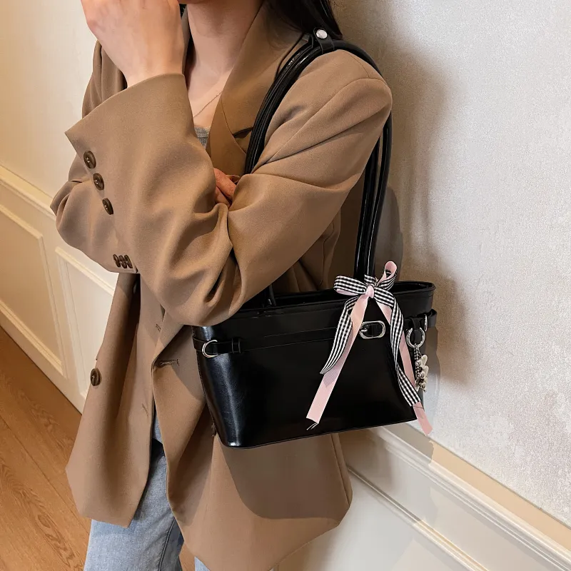 Three Ducklings PU Shoulder Bag Regular Women's Black/Ecru/Red/Pink-3