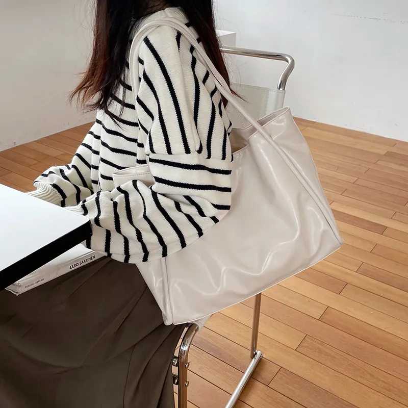 Jade En Plus PVC Shoulder Bag Regular Women's Black/White/Chestnut/Green-10