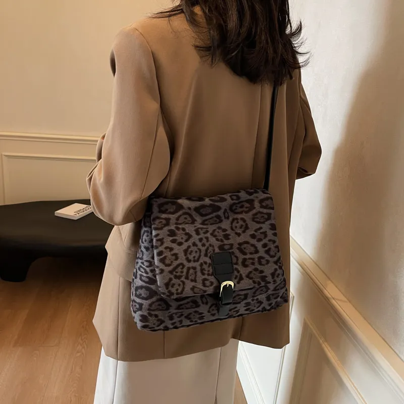 KARUISHA Leather Velvet Shoulder Bag Women's Multicolor-10