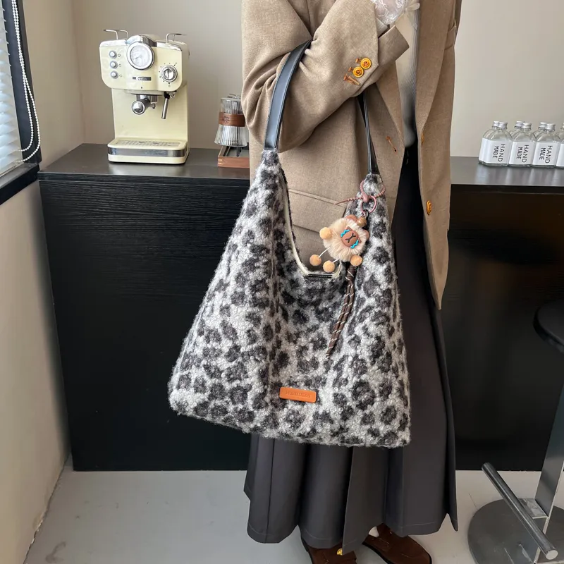 KARUISHA Woolen Shoulder Bag Regular Women's White Leopard Print/Brown Leopard Print/Black Leopard Print-9