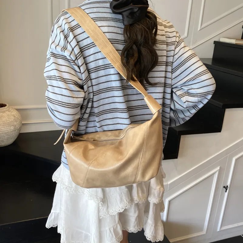 Yi Brigade PU Shoulder Bag Regular Women's White/Black/Khaki/Silver-9