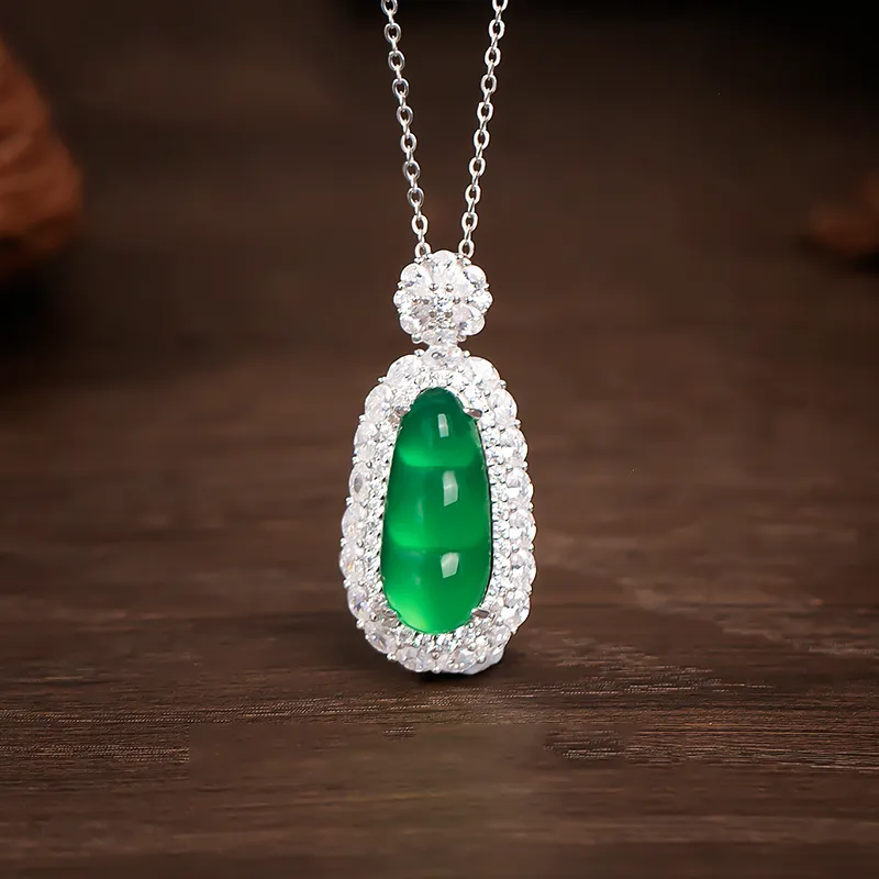 Diamond International Chalcedony Necklaces Unisex-1