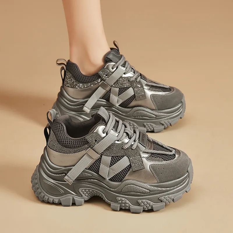Bull Charm Abrasion Resistant Low Top Chunky Sneakers Women's-9