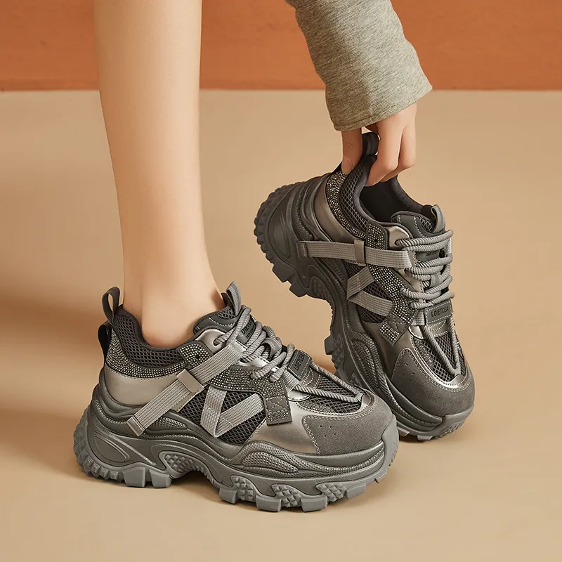 Bull Charm Abrasion Resistant Low Top Chunky Sneakers Women's-7