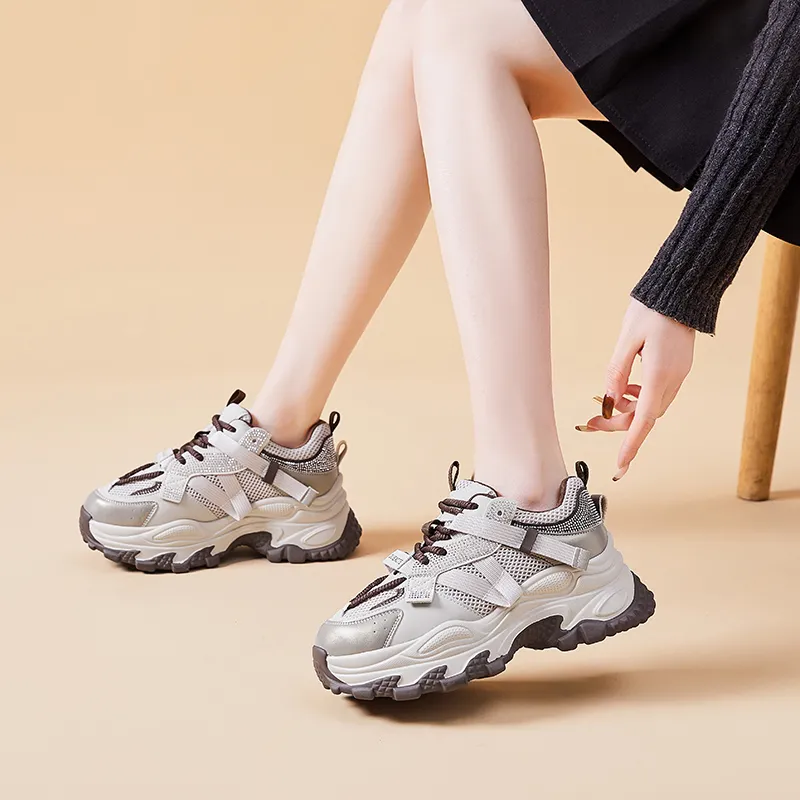 Bull Charm Abrasion Resistant Low Top Chunky Sneakers Women's-9