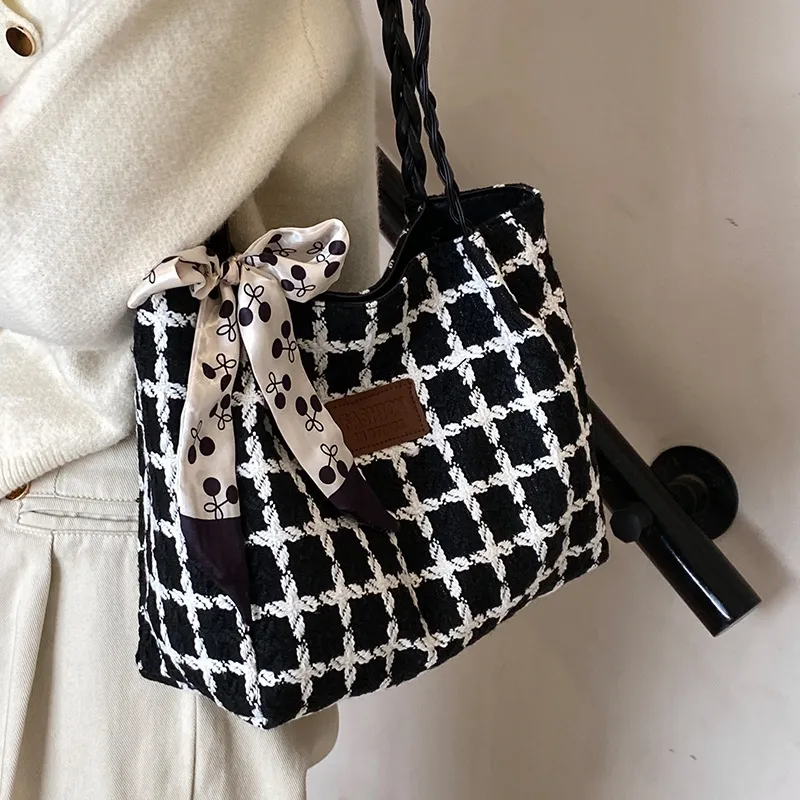 Yalu Woolen Shoulder Bag Tubas Women's Multicolor-2