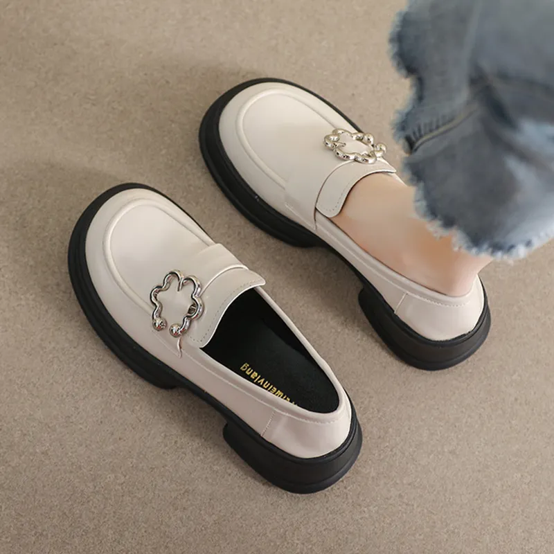 Than than me Loafers Women's Ecru/Black-9