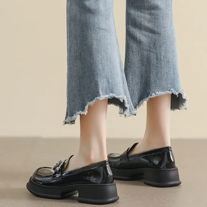 Than than me Loafers Women's Ecru/Black-1