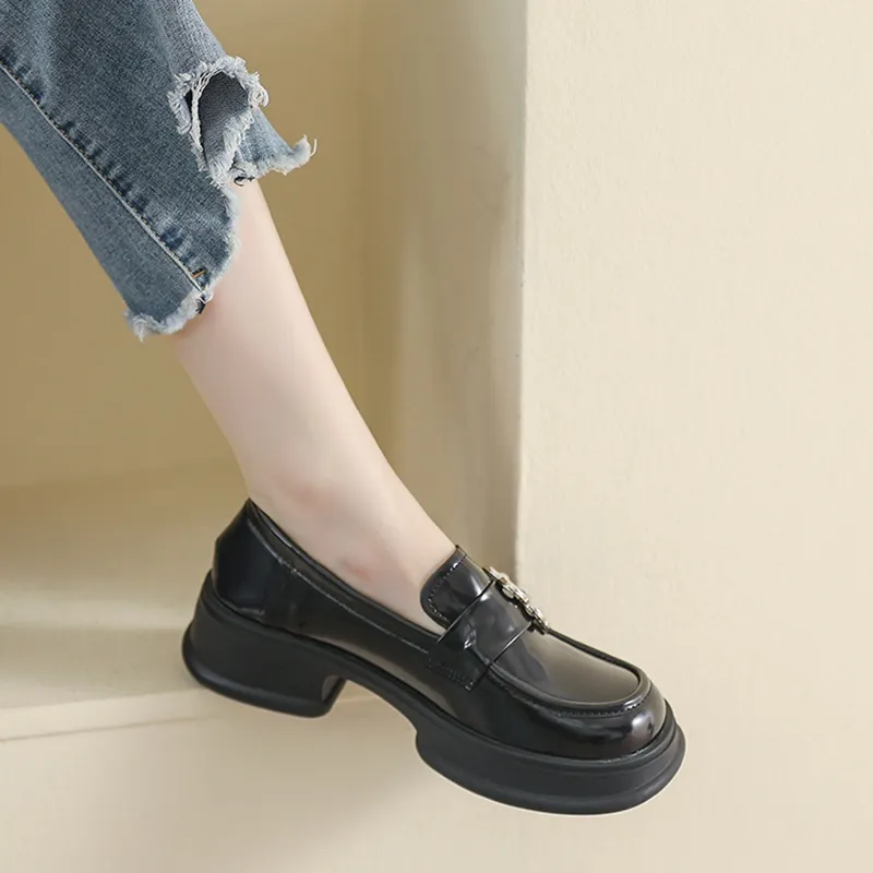 Than than me Loafers Women's Ecru/Black-4