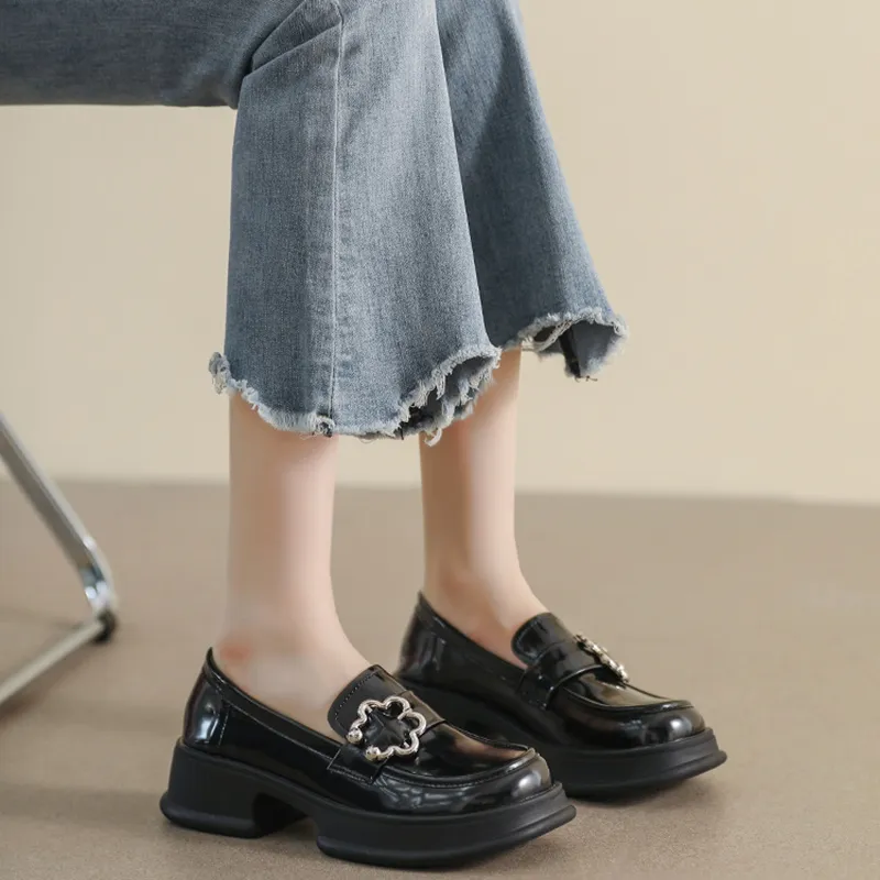 Than than me Loafers Women's Ecru/Black-2