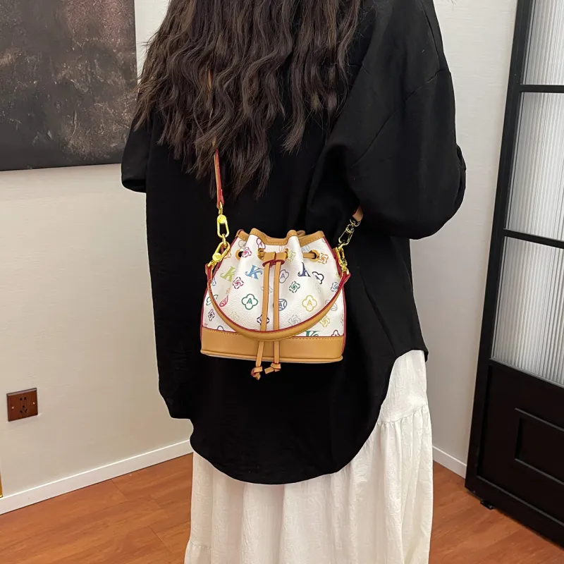 BLAKE FLEETO PU Shoulder Bag Medium Size Women's Milk Foam White-3
