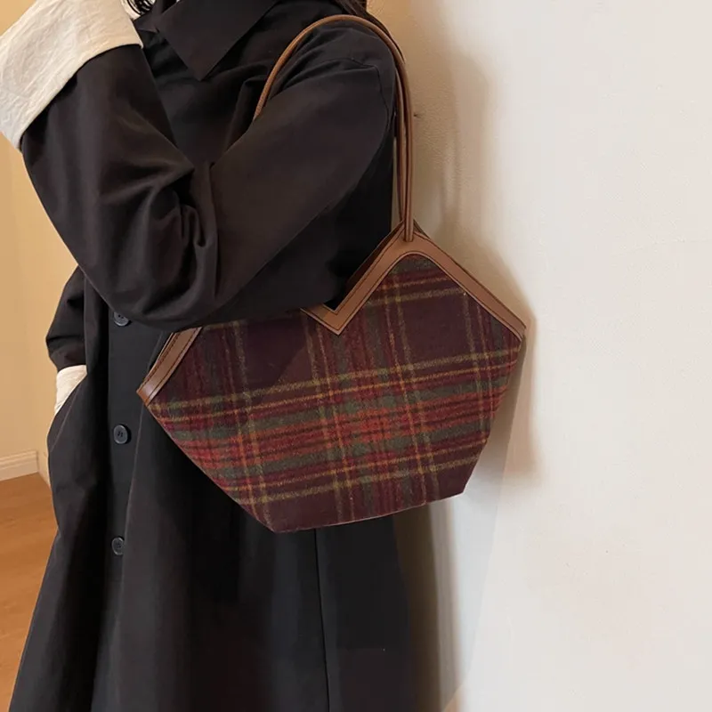 DALO Woolen Shoulder Bag Women's Black/Coffee-10